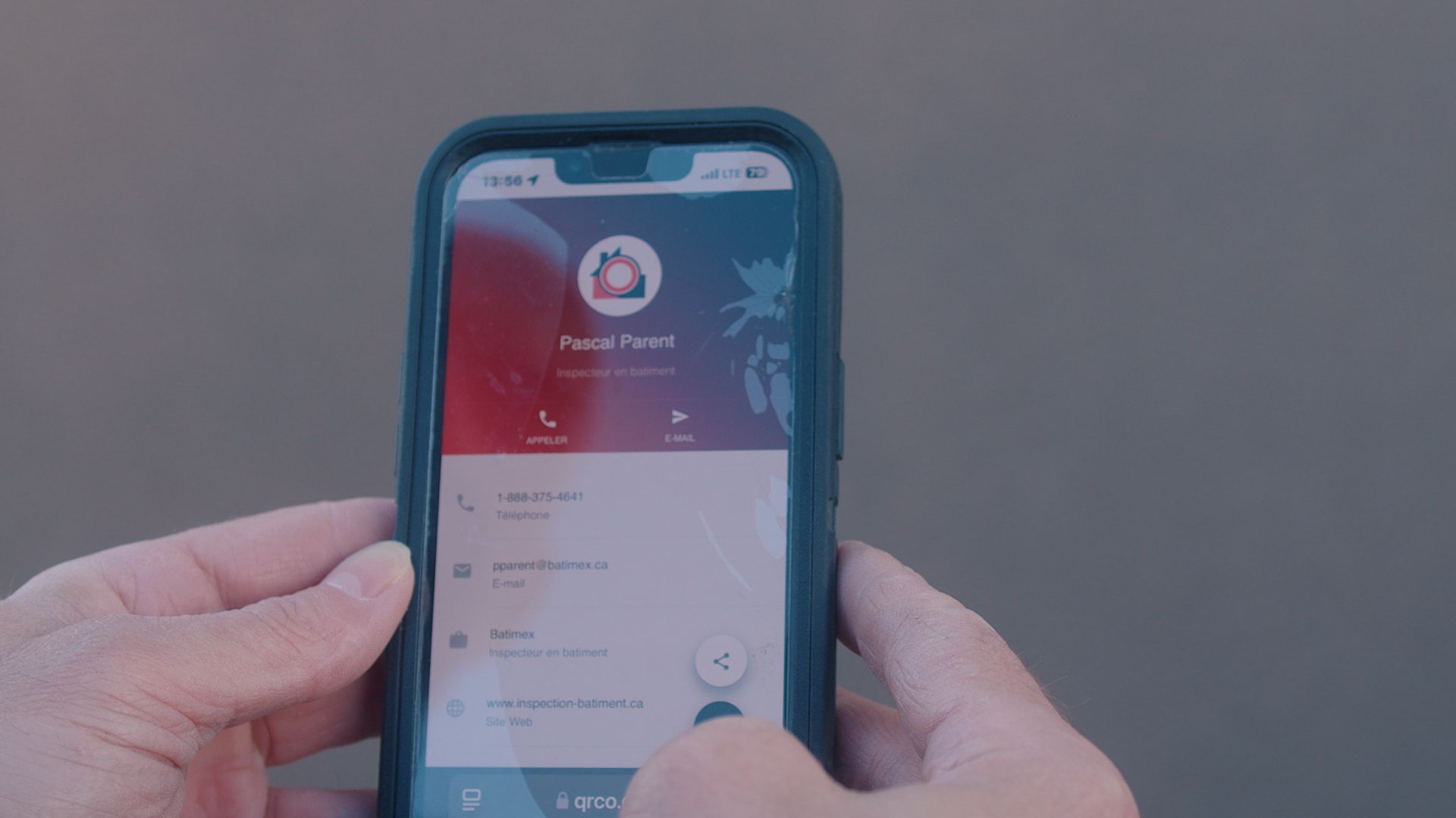 Une personne tient un téléphone portable dans ses mains.