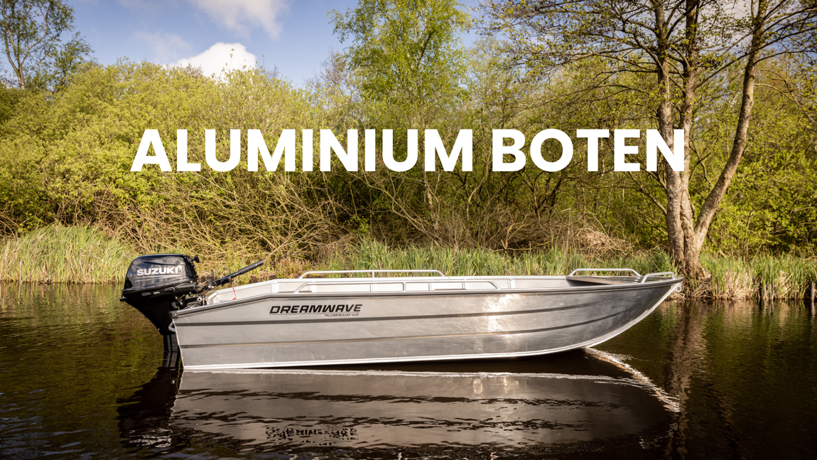 Een aluminium boot drijft op een watermassa.