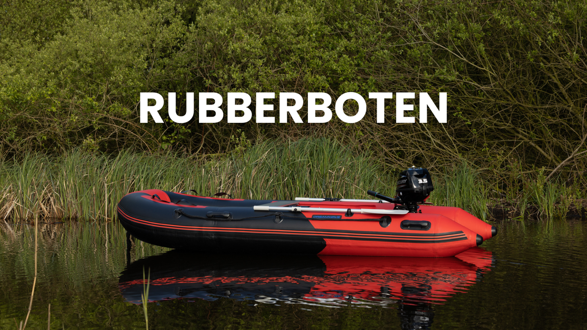 Een rood-zwarte boot met een motor drijft op een watermassa.