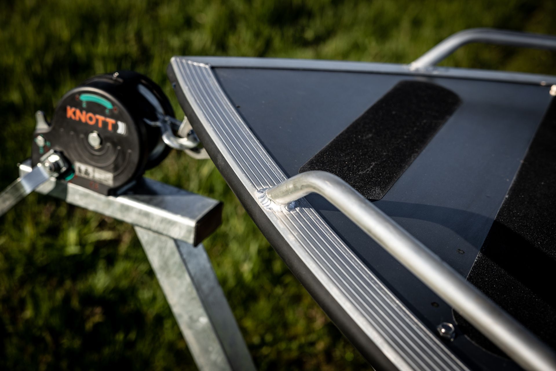 Een close-up van een boot met een lier eraan.