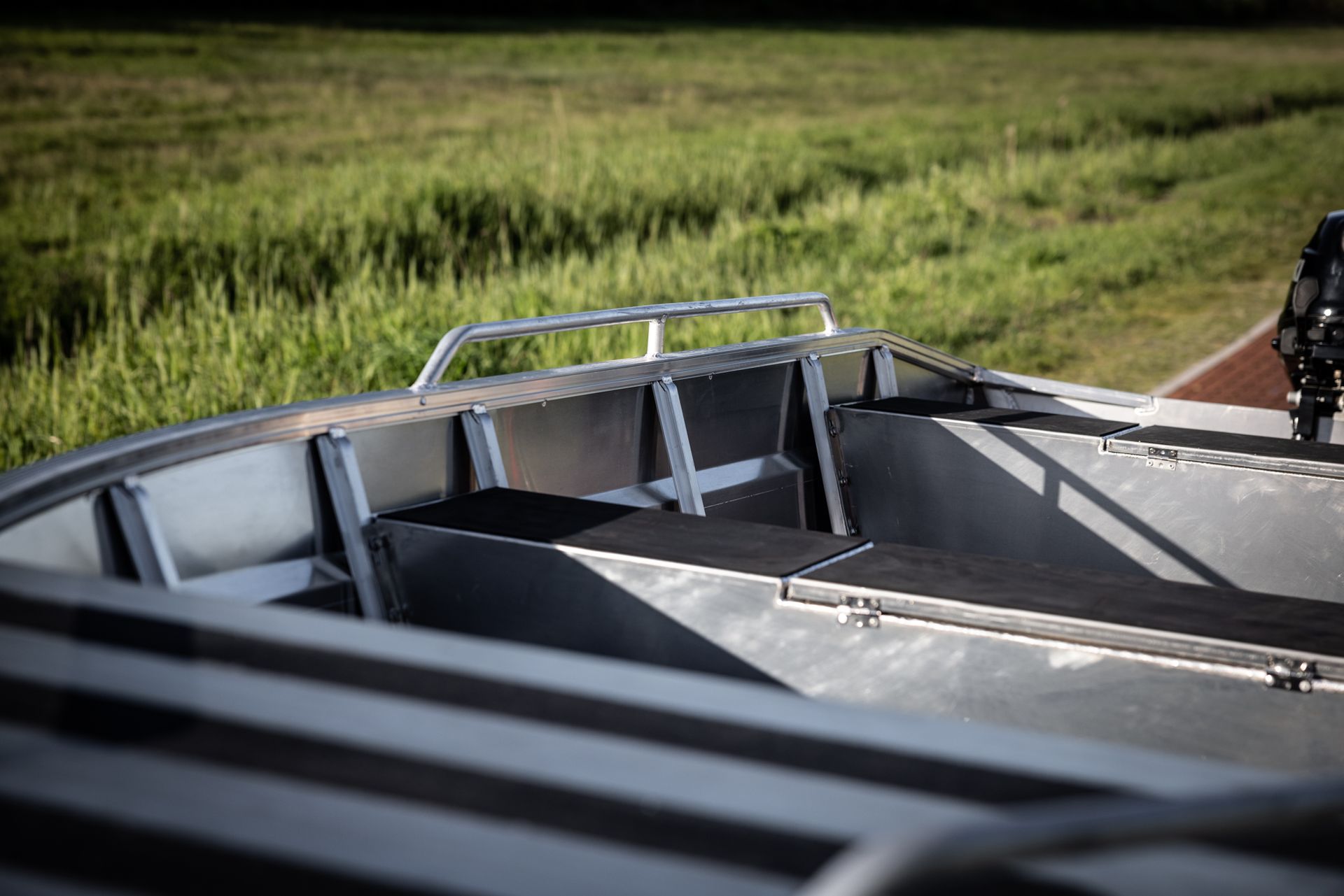 Midden in een grasveld ligt een boot geparkeerd.