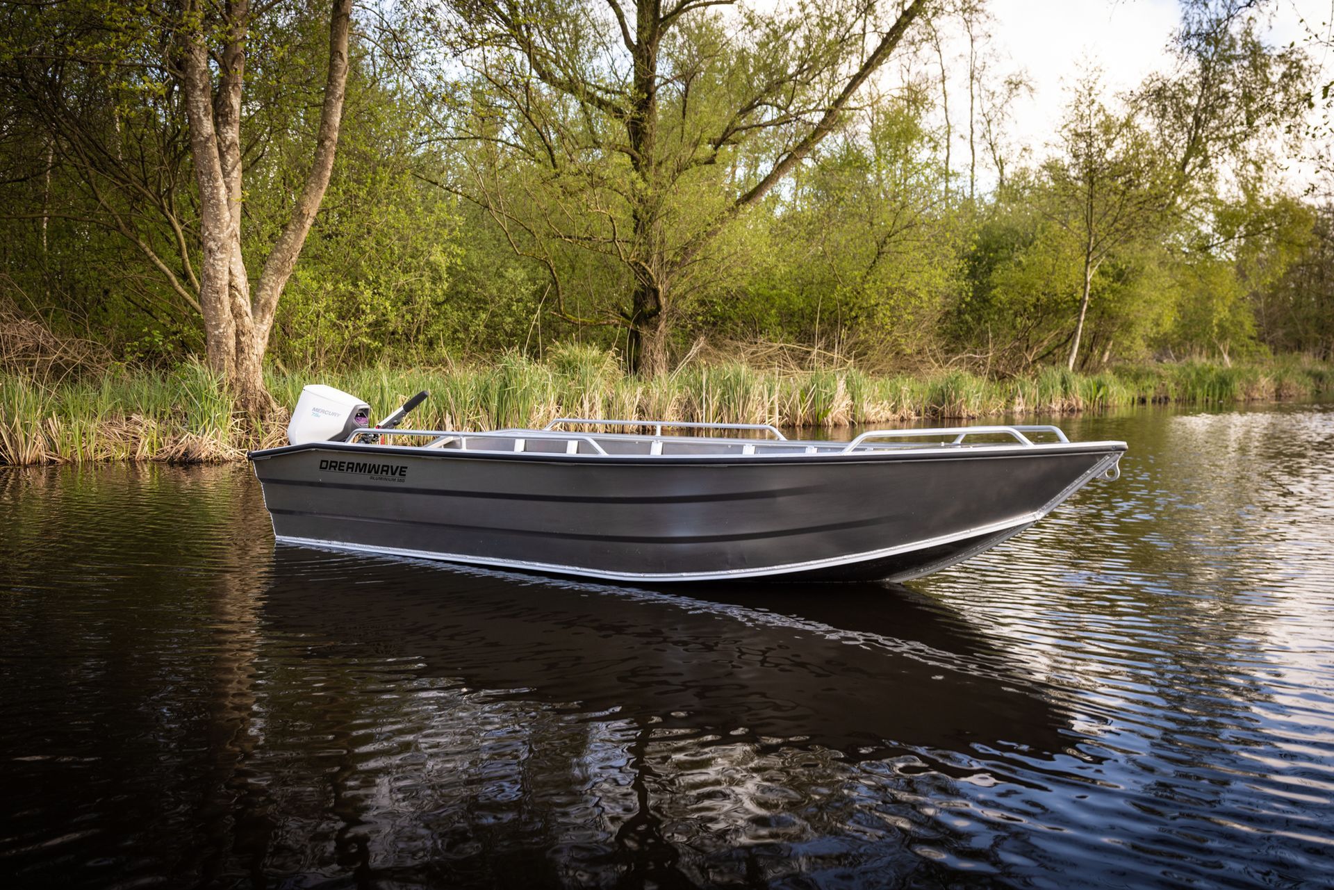 Een kleine boot drijft op een meer.