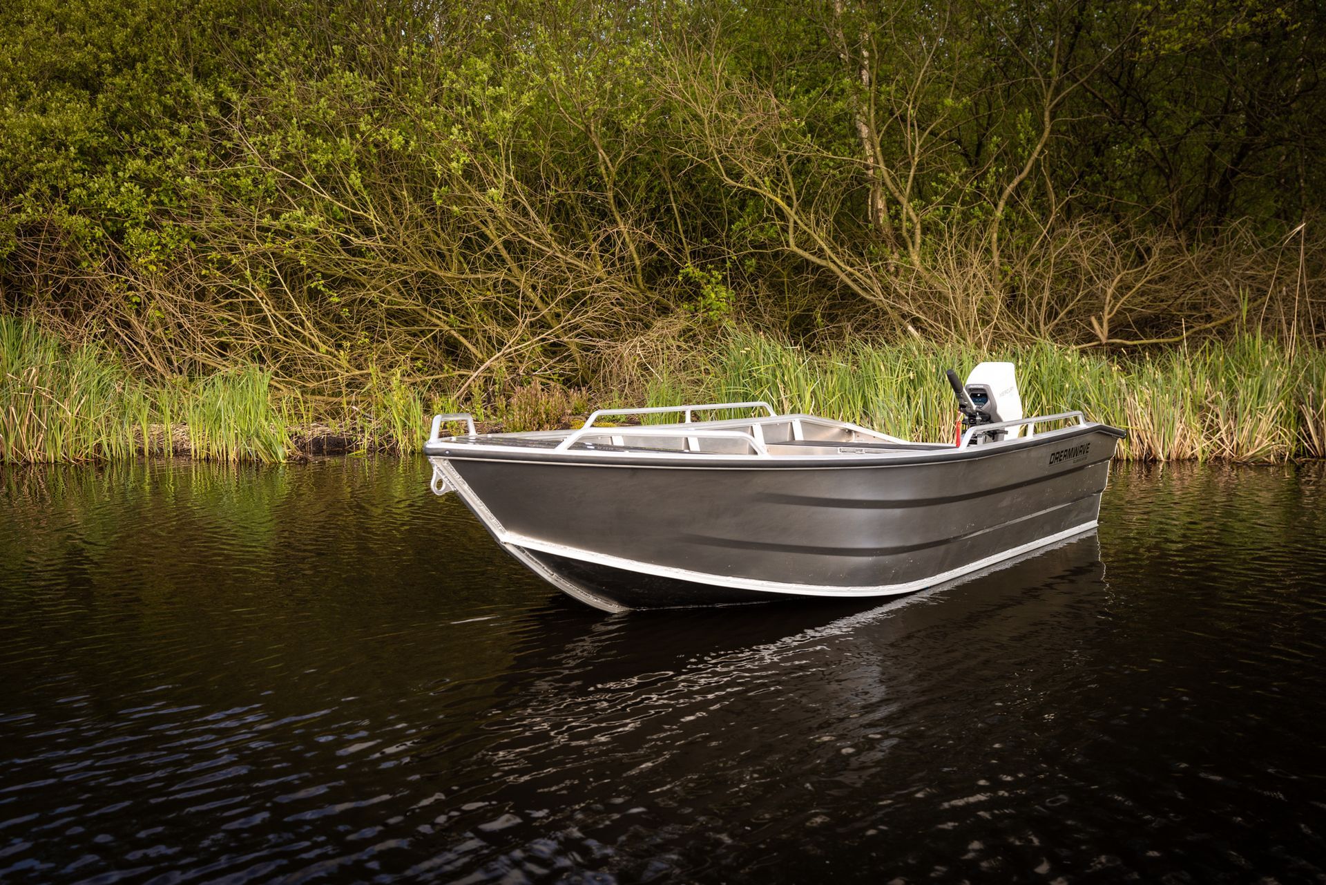 Een kleine boot drijft op een watermassa.