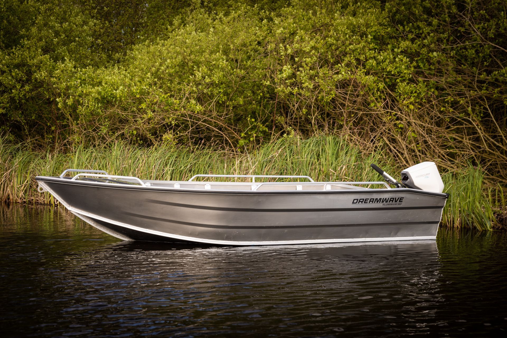 Een zilveren boot drijft op een watermassa.