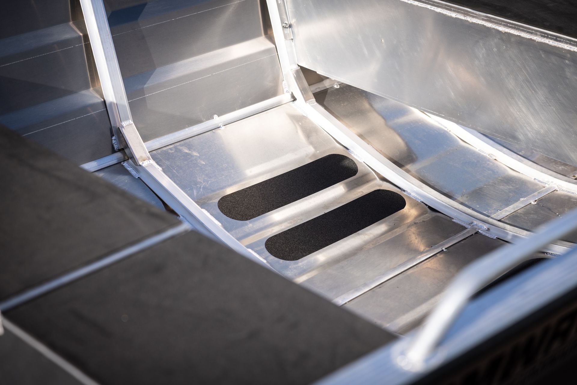 Een close-up van de binnenkant van een aluminium boot