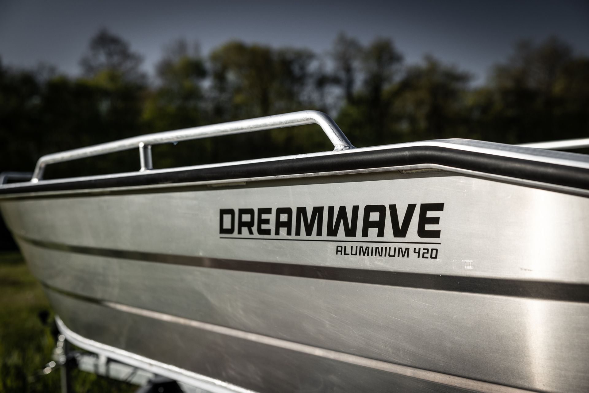 Een zilveren boot met het woord dreamwave op de zijkant