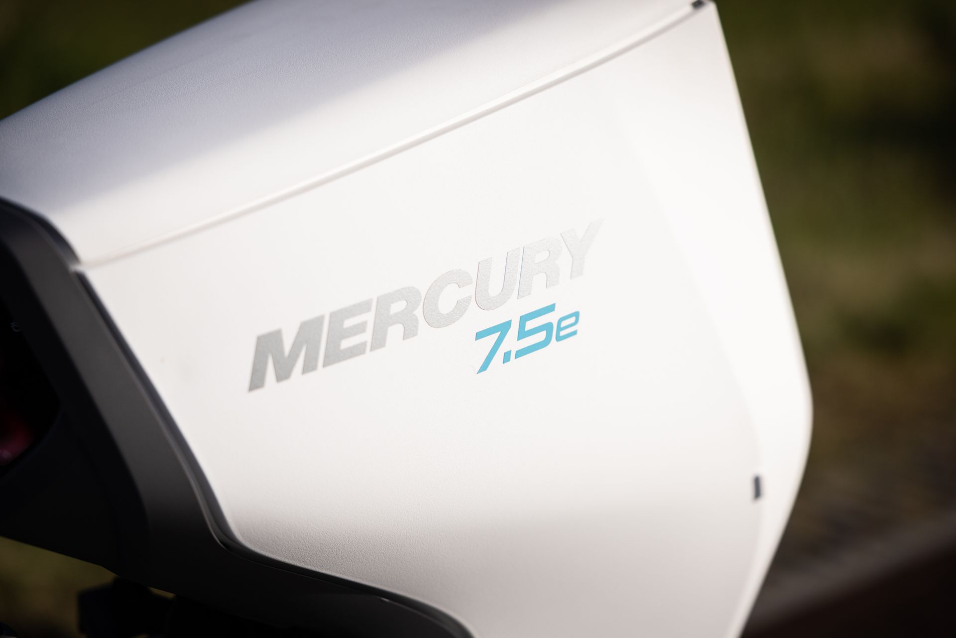 Een close-up van een Mercury 7.5e buitenboordmotor op een boot.