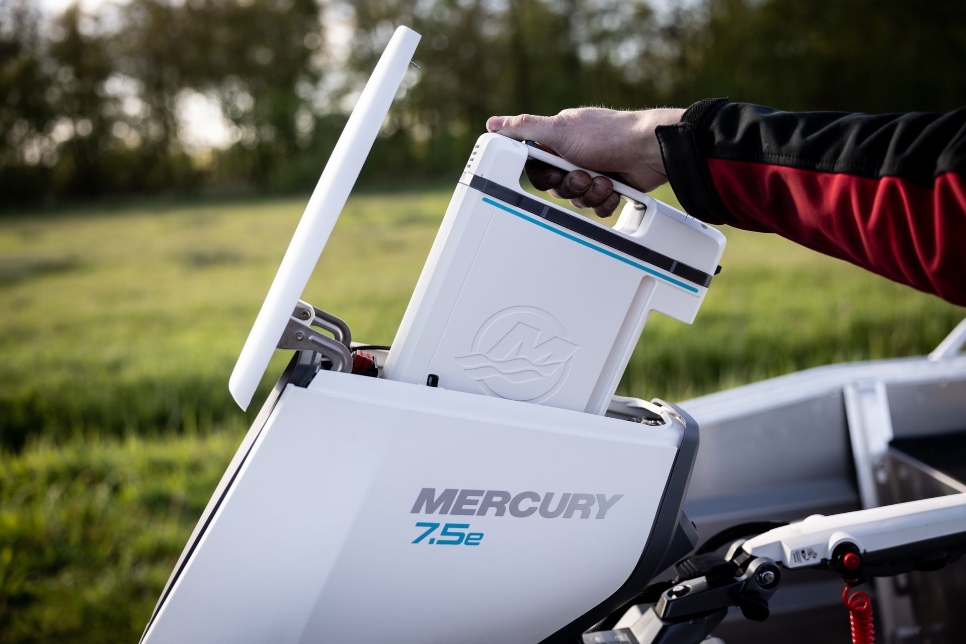 Iemand haalt een batterij uit een kwikboot.