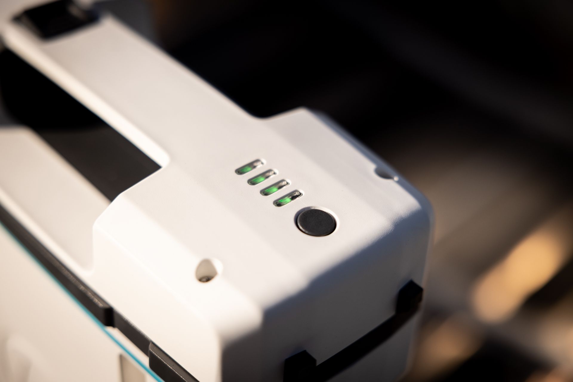 Een close-up van een wit apparaat met groene lampjes erop