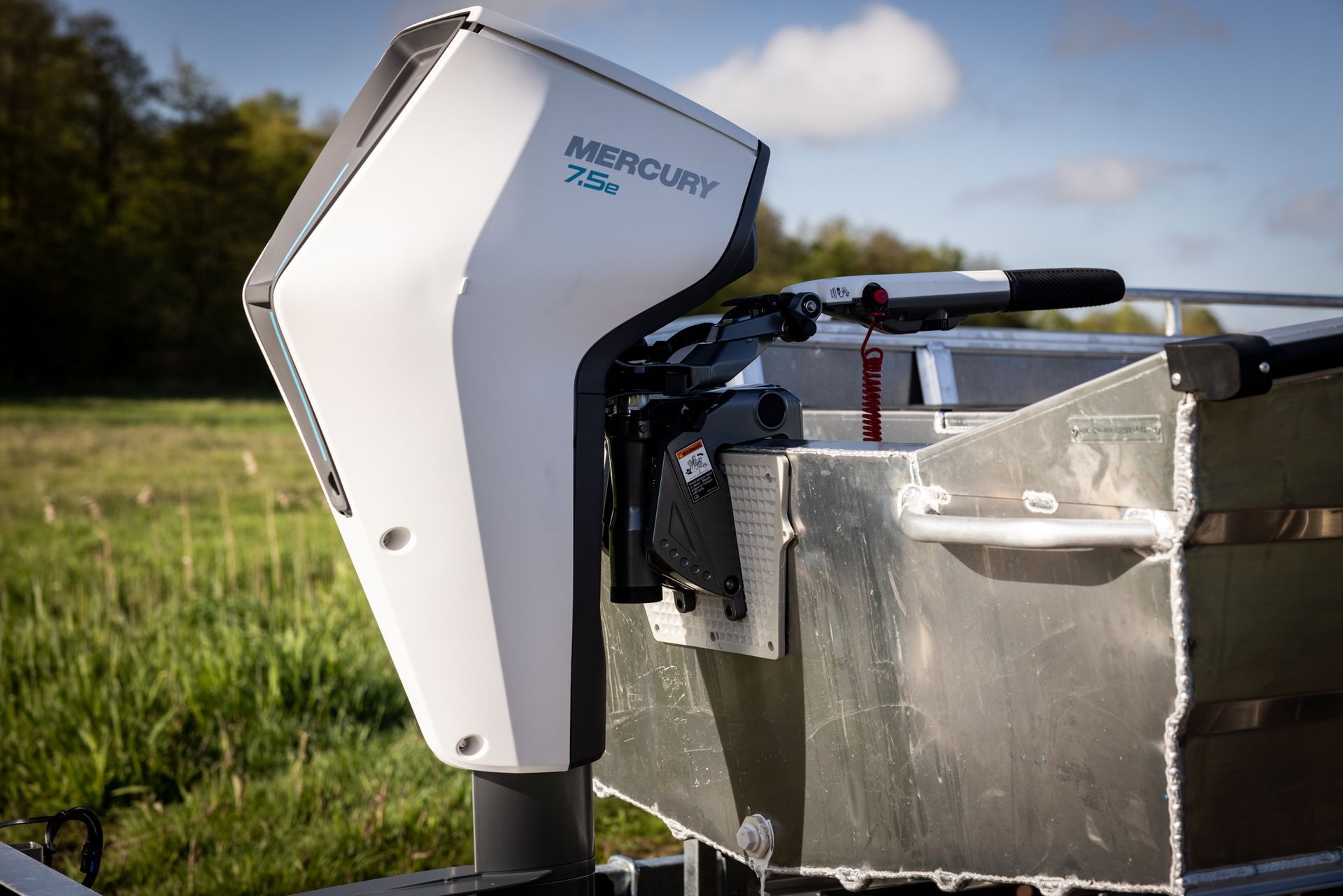 Een Mercury buitenboordmotor wordt aan de zijkant van een boot bevestigd.