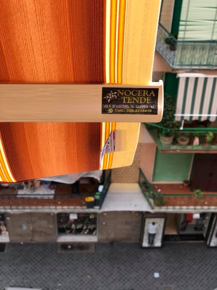 particolare struttura tende da sole