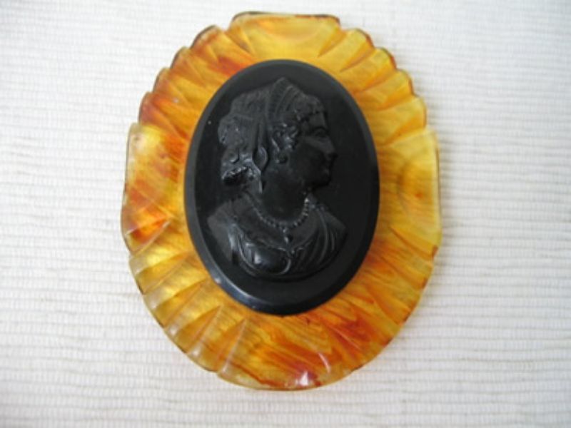 Antic cameo brooch