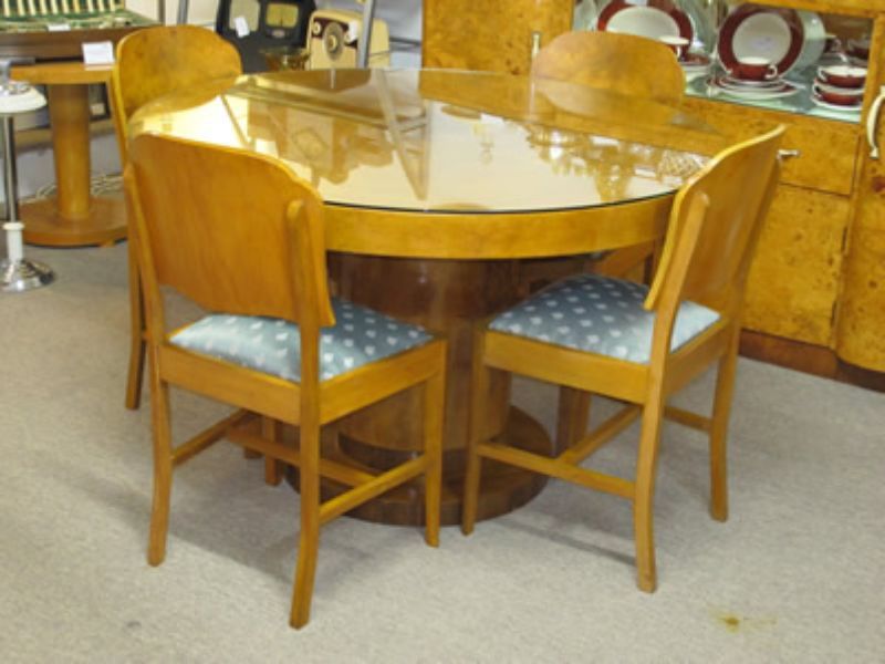 Charming dining suite