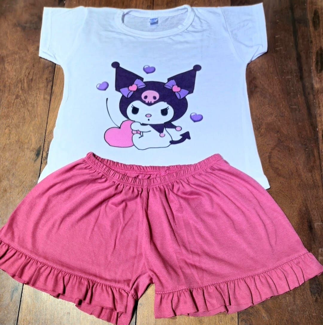 Conjunto de pijama de camisa blanca con estampado de Kuromi y pantalón corto rosa.