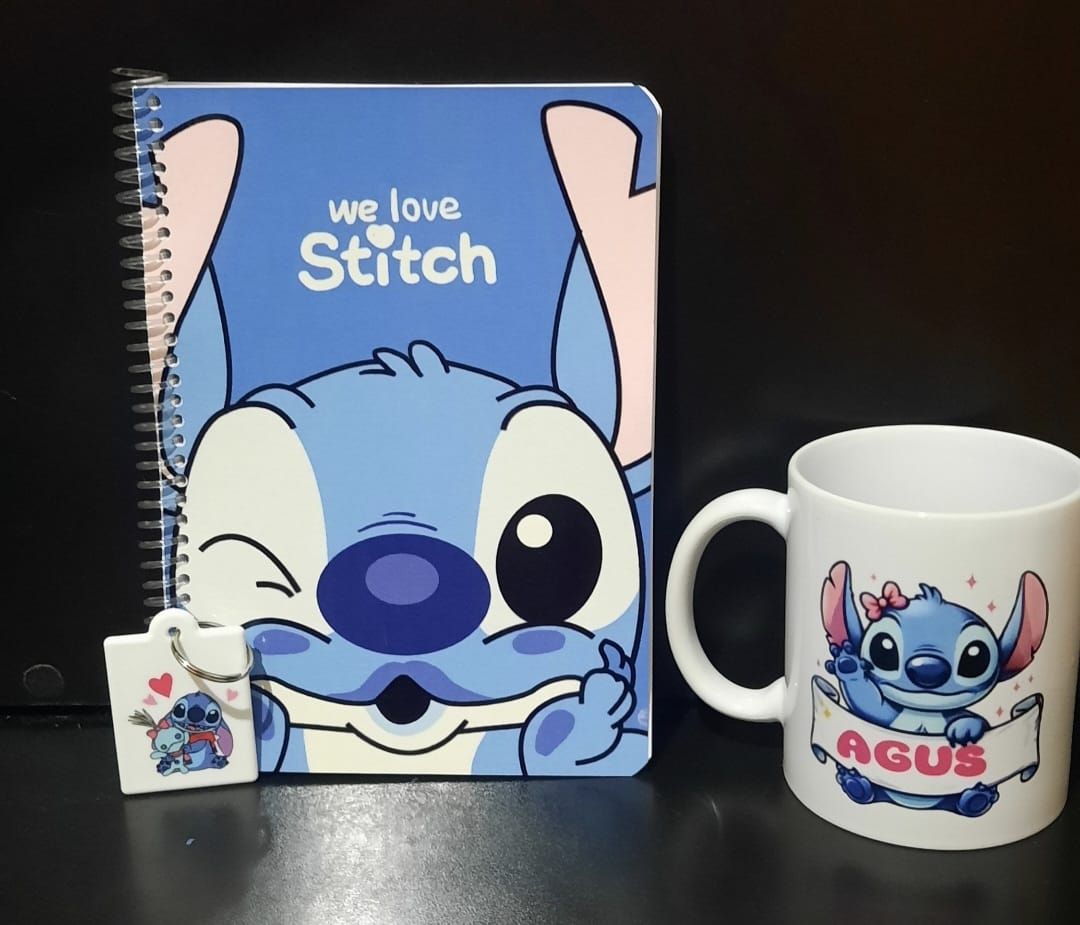 Set de papelería con temática de Stitch: cuaderno, taza y pequeño adorno con gráficos de Stitch sobre una superficie oscura.