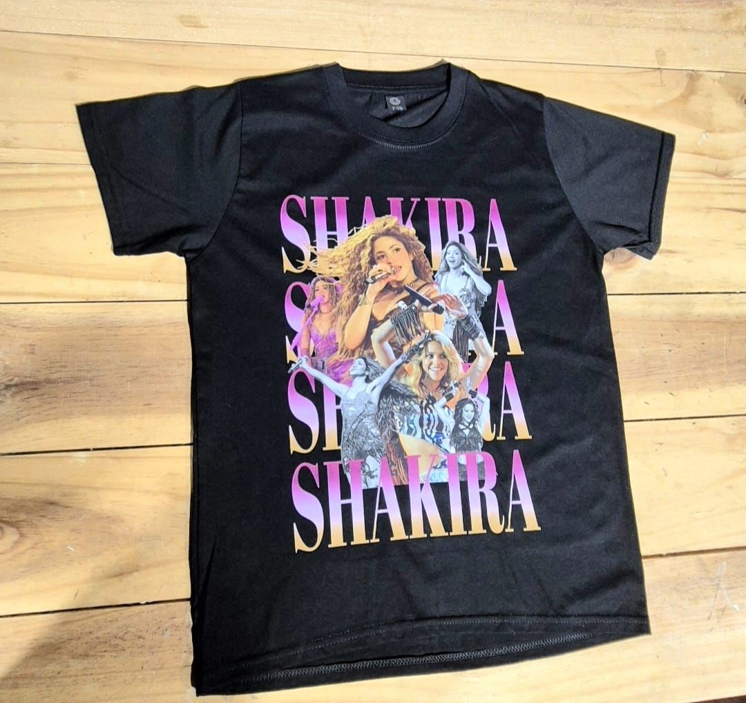 Camiseta negra de Shakira con una foto de Shakira y el nombre