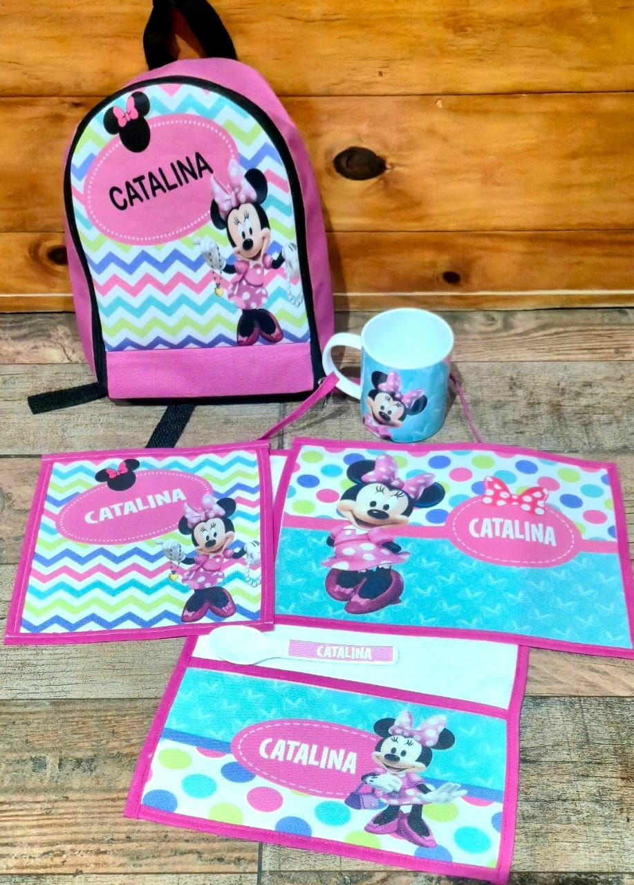 Set de mochila, taza, manteles individuales y carpeta de Minnie Mouse en color rosa, personalizado con el nombre Catalina.