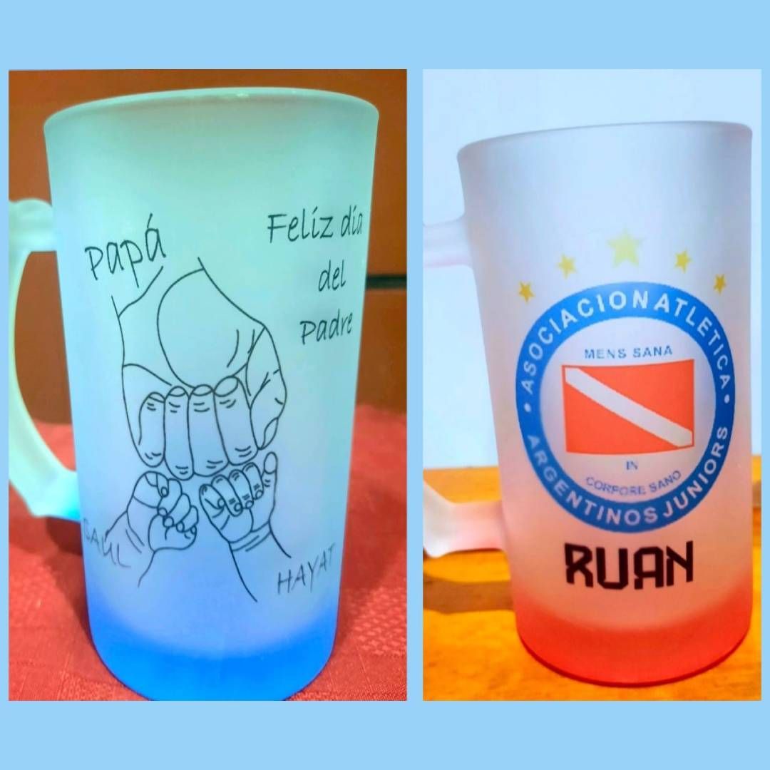 Dos tazas esmeriladas. Una con un diseño de manos unidas, la otra con el logo del equipo y el nombre