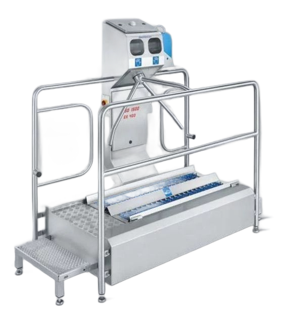 Skórhreinsunarstöð úr ryðfríu stáli með handriðum og stjórnborði.