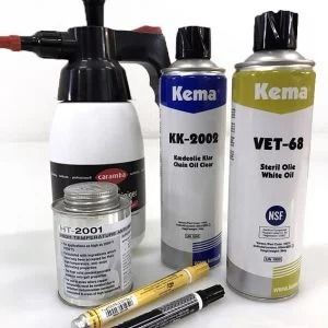 Ýmis iðnaðarhreinsiefni: úðaflaska, olíudósir og tússpennar.