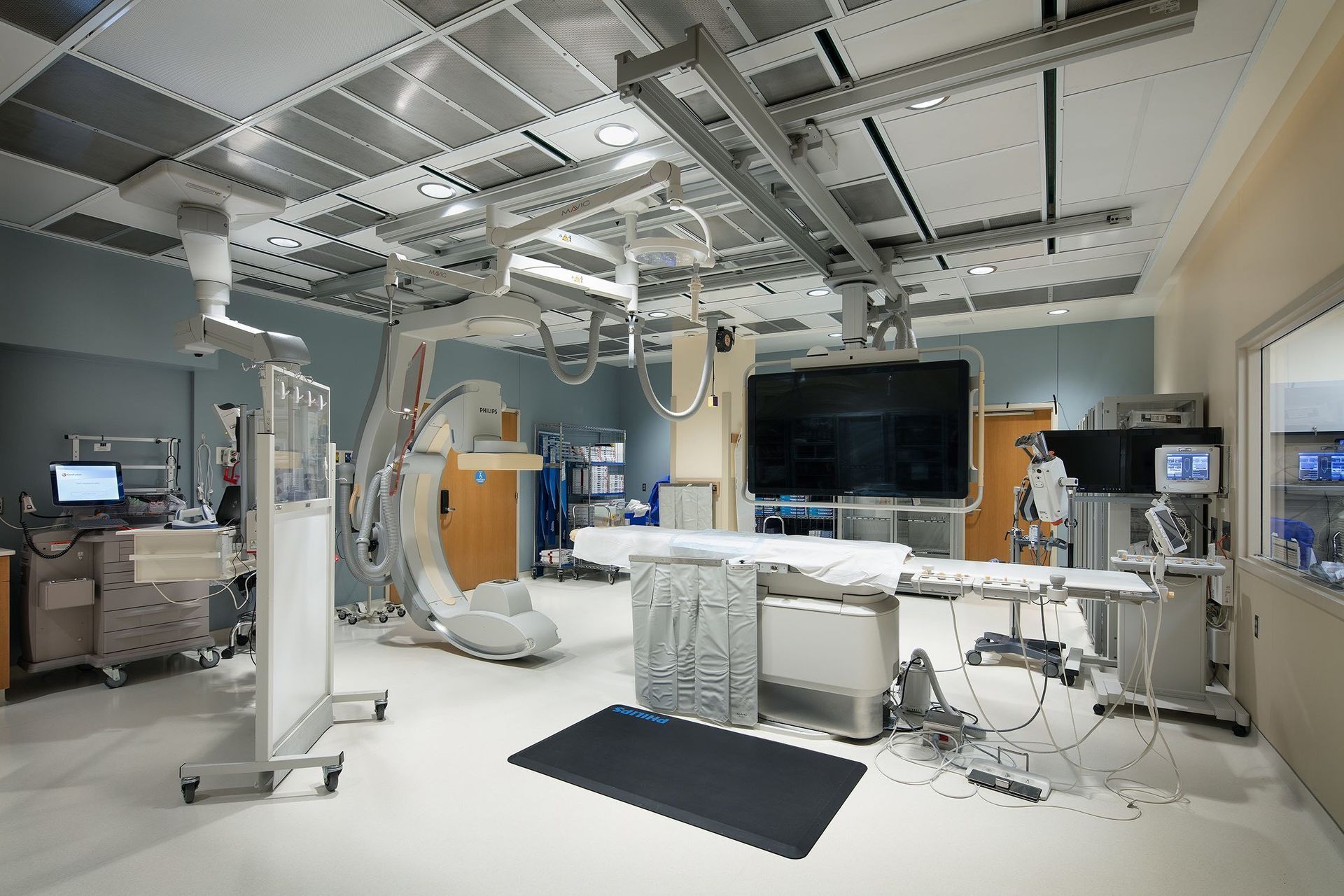 A large operating room in a hospital with lots of medical equipment.