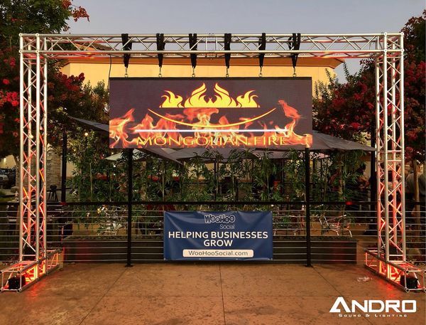 a sign that says helping businesses grow on it