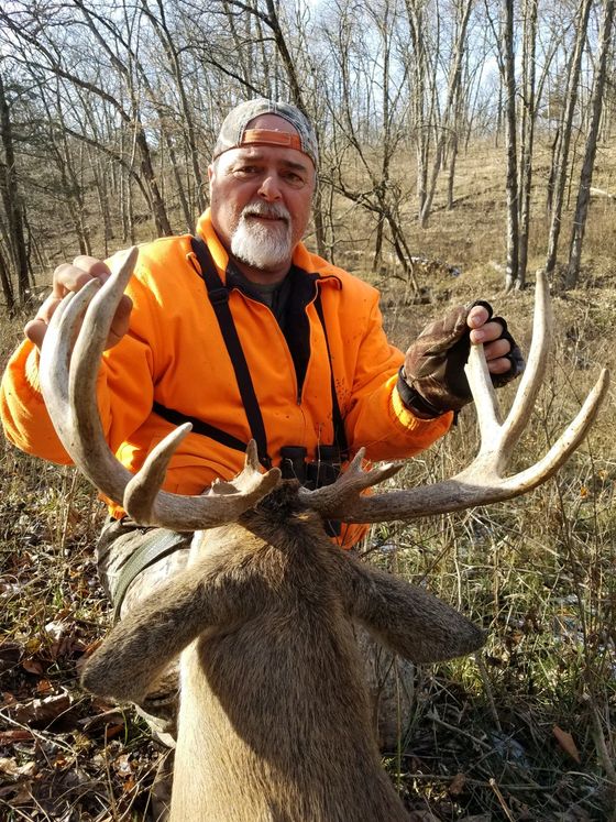 Iowa Whitetail deer hunting outfitters, Iowa whitetail deer hunting guide