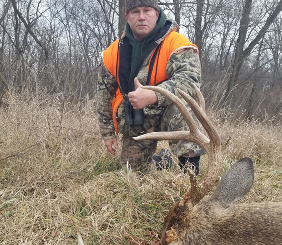 Iowa whitetail deer hunting outfitter, free range