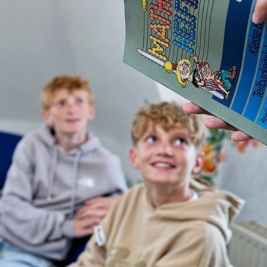 Nachhilfestunde im Lerntreff Nachhilfe, zwei Schüler sitzen in einer Nachhilfestunde mit Mathebuch vor der Nase