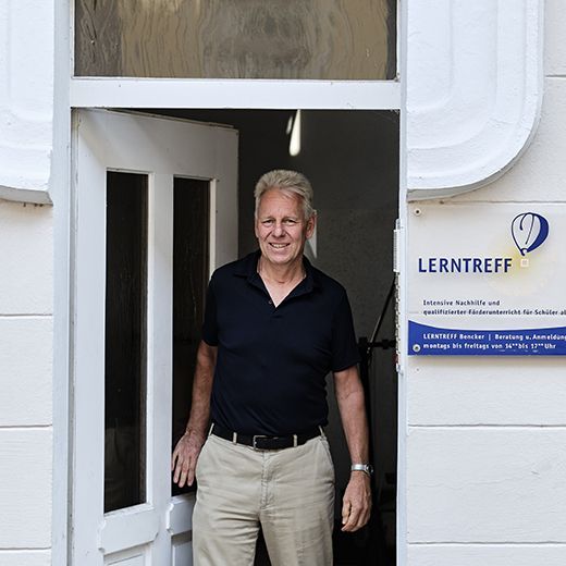 Schulleiter Helgi Bencker Schulleiter Helgi Bencker steht vor dem Eingang des Lerntreff Menden