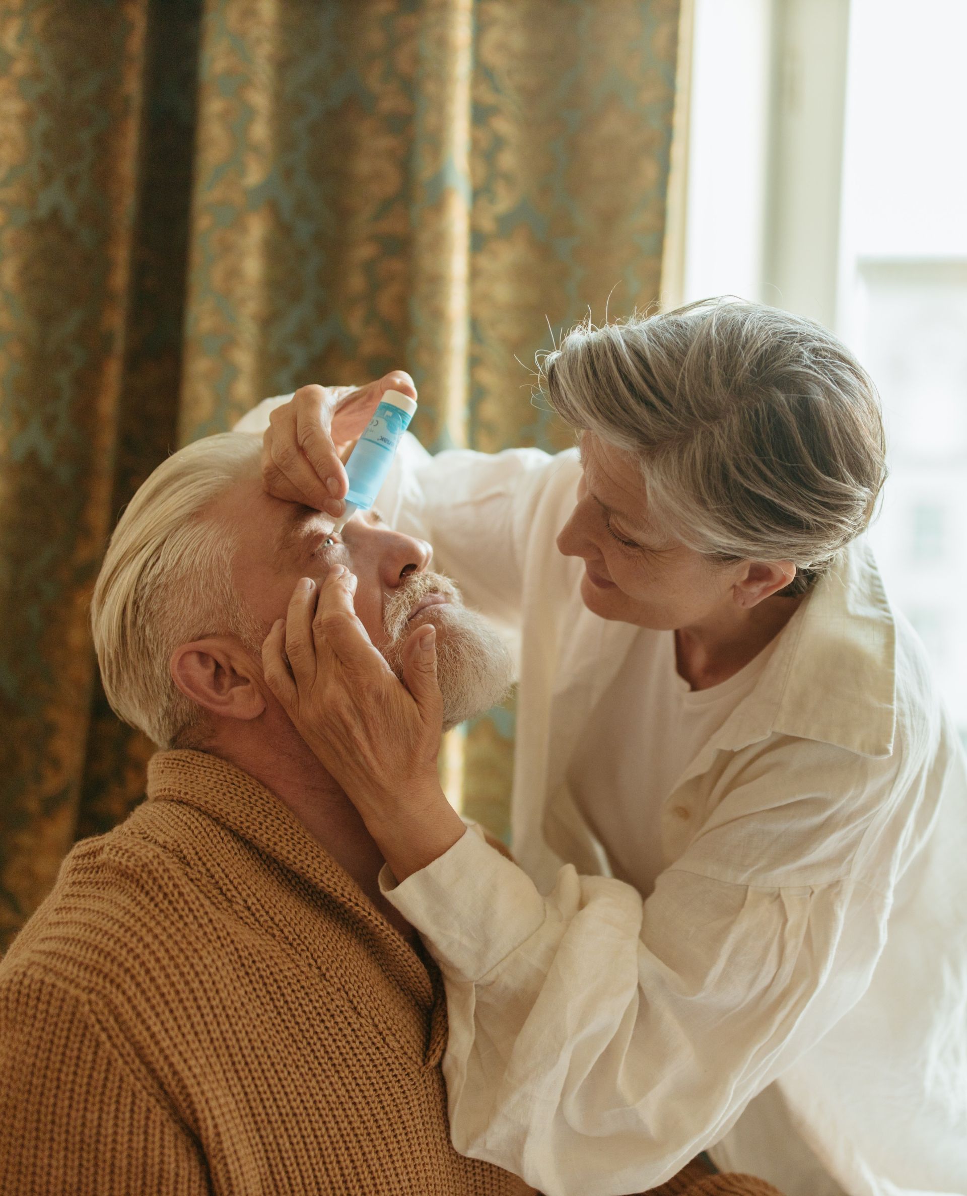 Senior mit Betreuerin