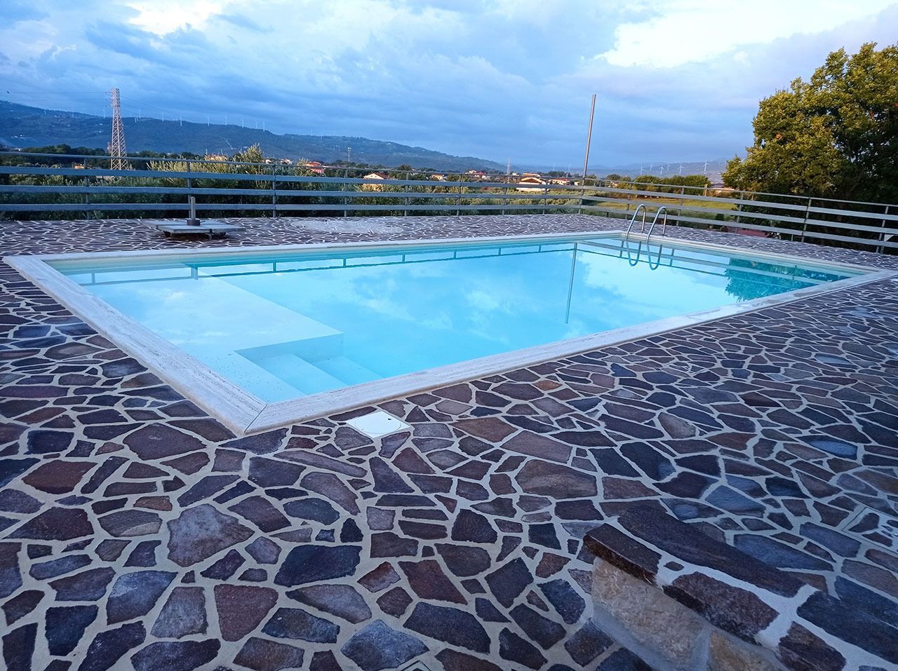 PISCINA CON MARMO SCURO