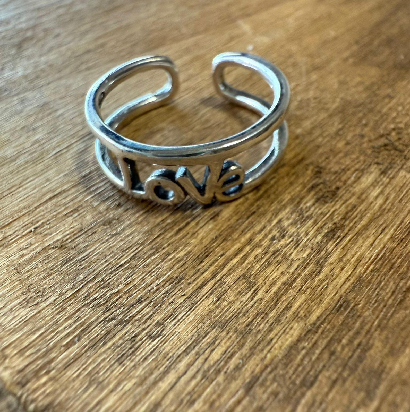 Anillo de plata con la palabra 