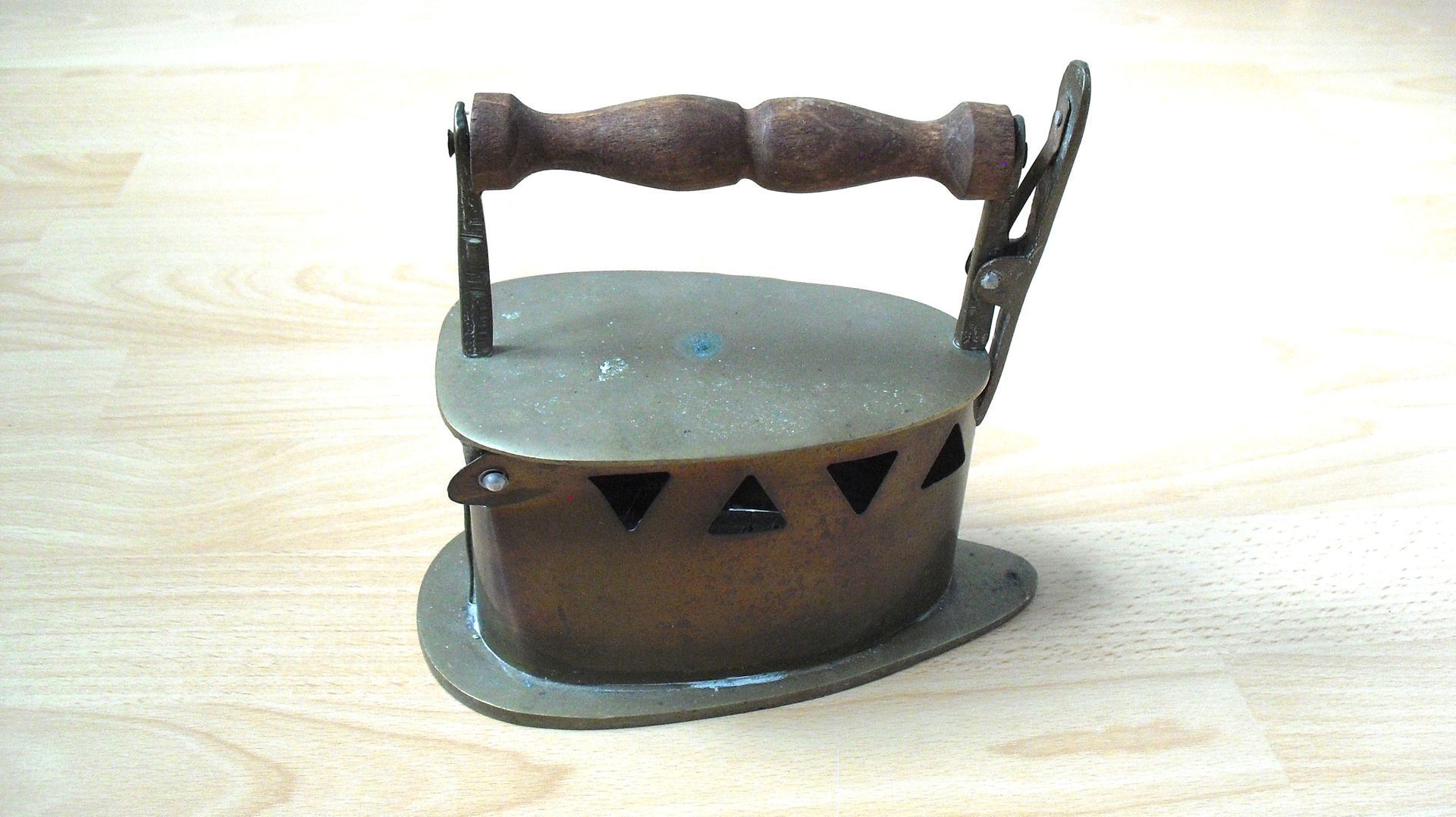 Oude koperen strijkijzer