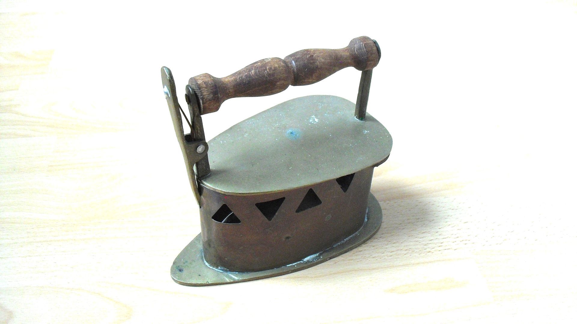 Oude koperen strijkijzer