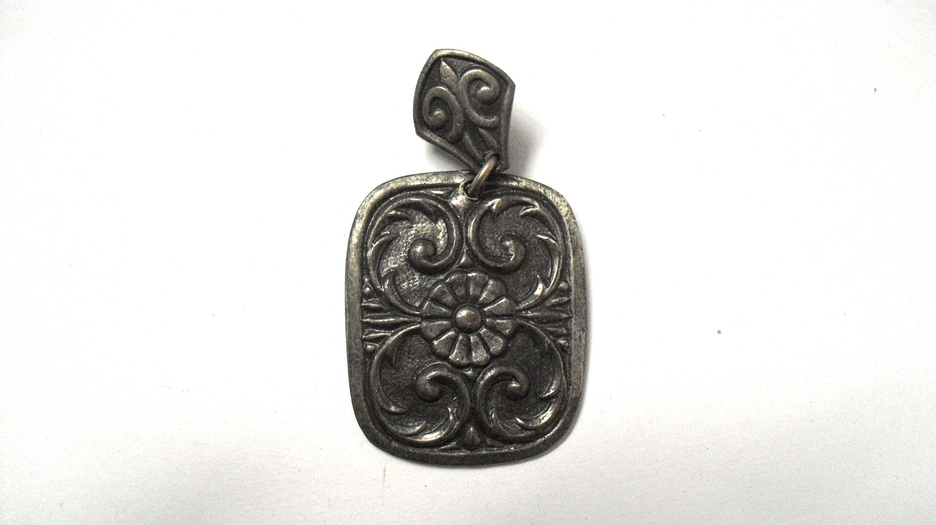 Noors tinnen hangertje