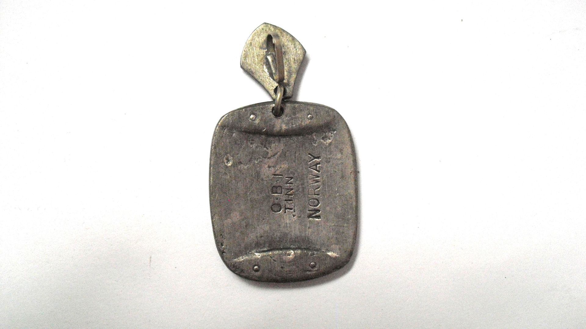 Noors tinnen hangertje