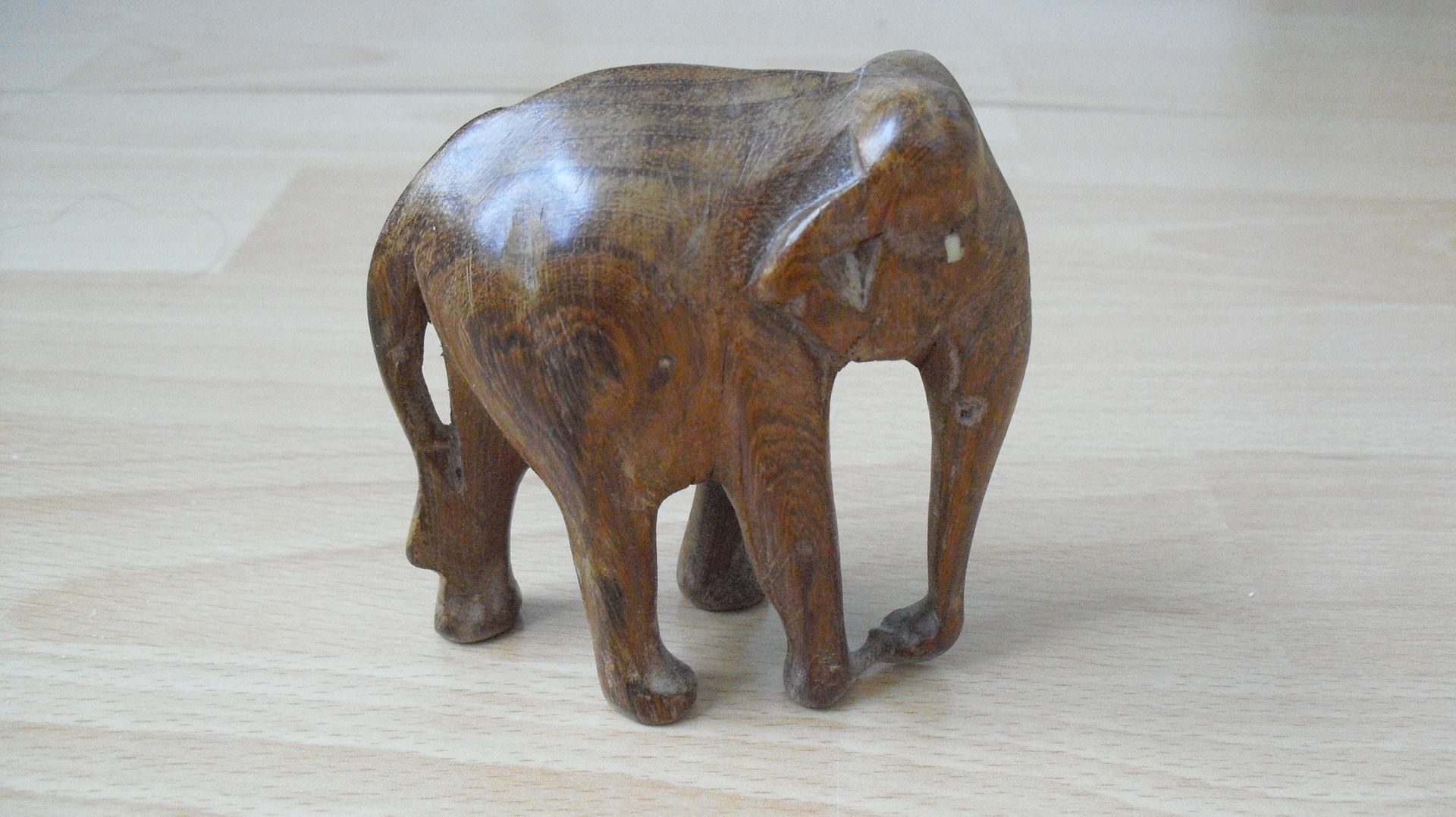 Vintage handgesneden houten olifant beeldje