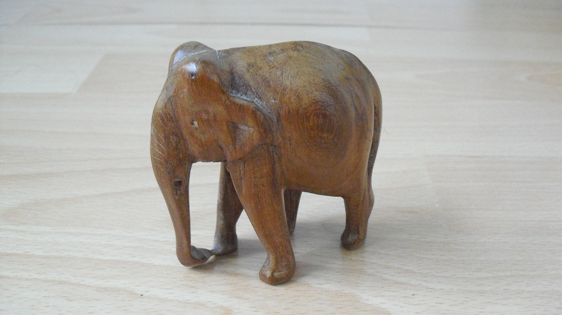 Vintage handgesneden houten olifant beeldje