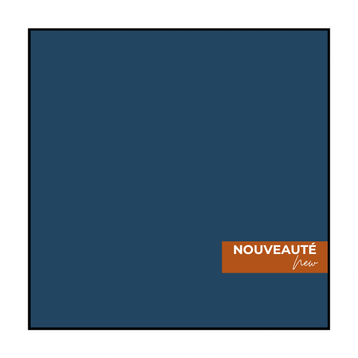 Un carré beige clair à bordure noire avec une étiquette rectangulaire orange en bas à droite portant l'inscription « NOUVEAUTÉ ».