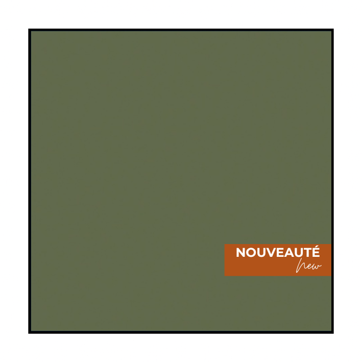 Un carré bleu foncé avec une petite étiquette rectangulaire orange dans le coin inférieur droit portant l'inscription « NOUVEAUTÉ ».
