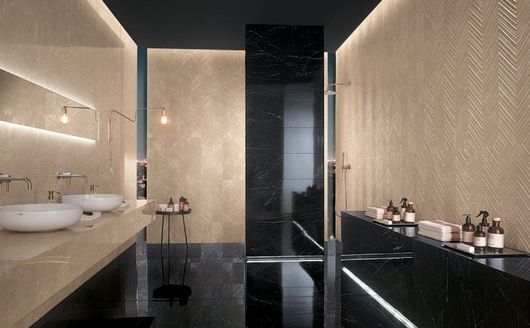 bagno moderno con pareti di colore oro