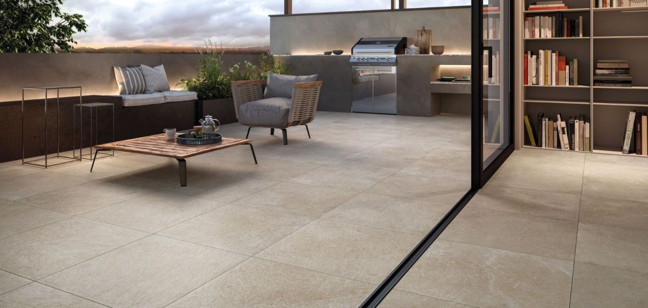 terrazzo abitazione con pavimentazione in laminato