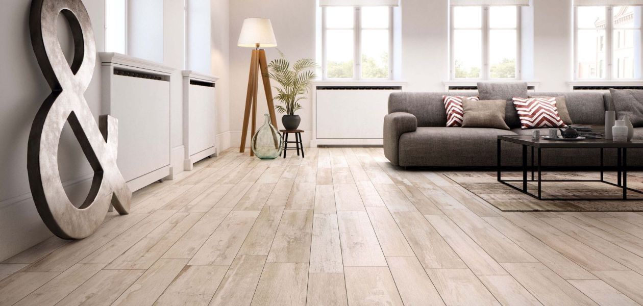 soggiorno casa moderno con pavimento in laminato