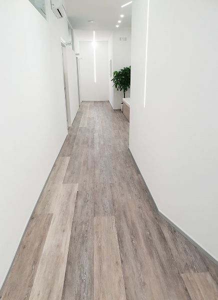 corridoio con parquet in legno scuro