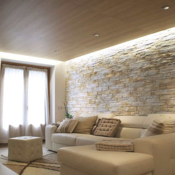 soggiorno con parete in pietra
