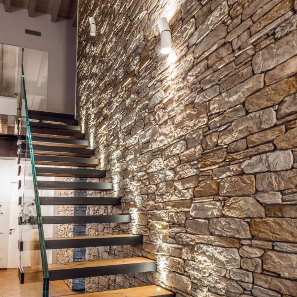 parete interna abitazione rivestita in pietra