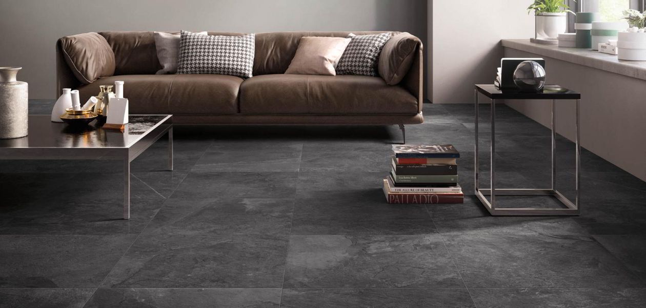 pavimento grigio scuro soggiorno casa