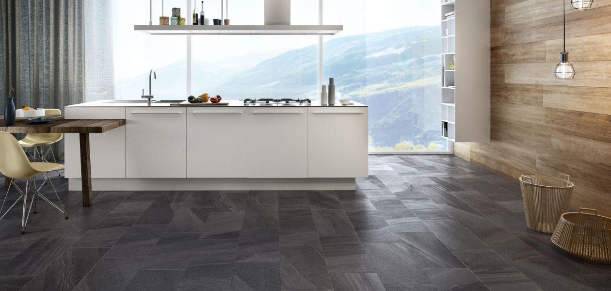 cucina con pavimento in laminato di colore grigio