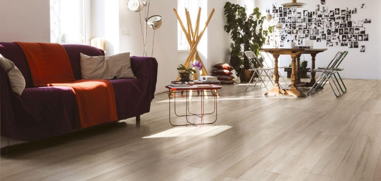 soggiorno casa con parquet